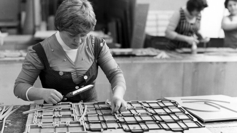 Marbach Frau beim gummieren einer Stanzform früher | © Marbach Group