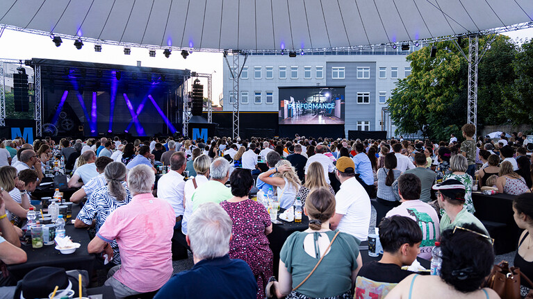 Marbach 100 Jahre Jubiläumsfeier. Sitzplätze unter dem Schirm. | © Marbach Group