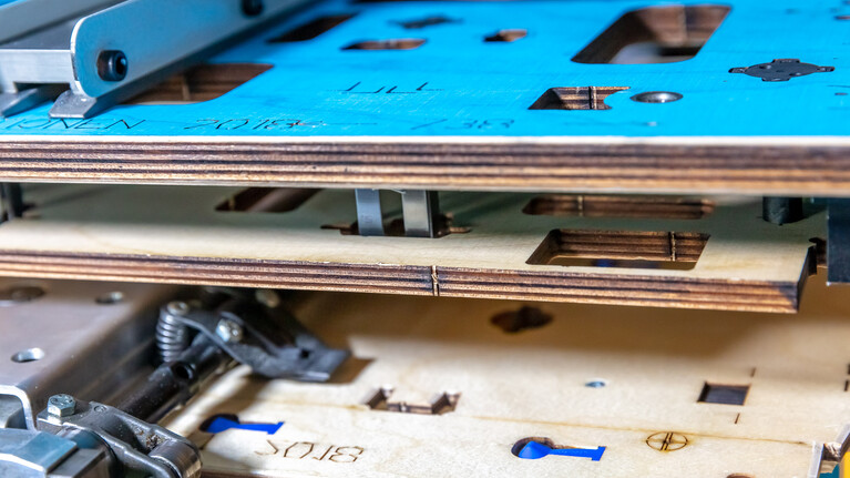 Niederhalterplatte im Oberteil des Ausbrechwerkzeuges masterstrip-plate | © Marbach Group