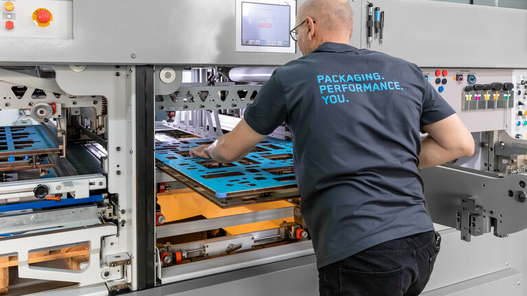 Trainer der Marbach Academy baut Ausbrechwerkzeug masterstrip|plate für eine Schulung in die Stanzmaschine ein. | © Marbach Group