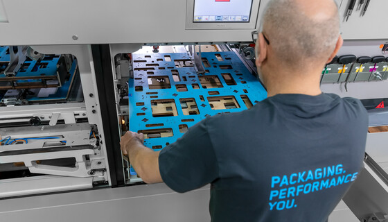 Installation of the masterstrip|plate stripping tool | Marbach Academy | © Marbach Group Installation of the masterstrip|plate stripping tool in the die-cutting machine of the Marbach Academy | © Marbach Group