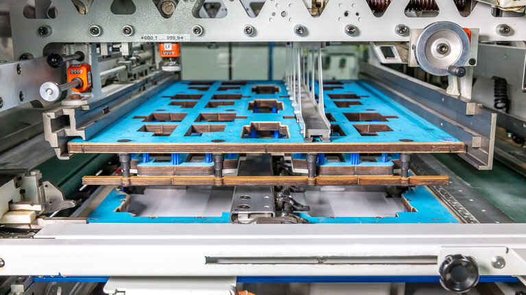 Nutzentrennwerkzeug lightblanker mit auftragsbezogener Trennmaske in der Stanzmaschine | © Marbach Group