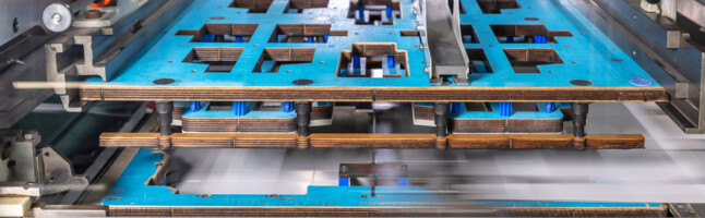 Blanking tool lightblanker in use in the die-cutting machine. Manually instead of mechanically. | © Marbach Group