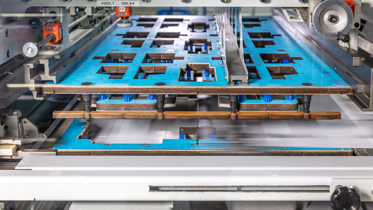 Nutzentrennwerkzeug lightblanker im Einsatz in der Stanzmaschine. Manuell statt maschinell. | © Marbach Group