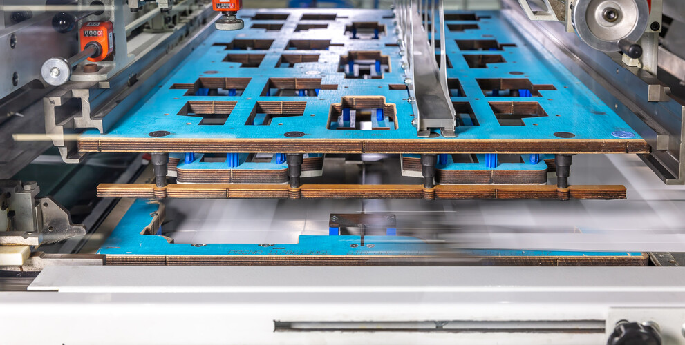 Blanking tool lightblanker in use in the die-cutting machine. Manually instead of mechanically. | © Marbach Group