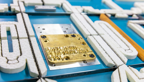 Wellpappe-Stanzform mit Prägematrize | Marbach Academy | © Marbach Group Wellpappe-Stanzform der Marbach Academy mit Prägematrize für Stanzen und Prägen in einem Durchgang. | © Marbach Group