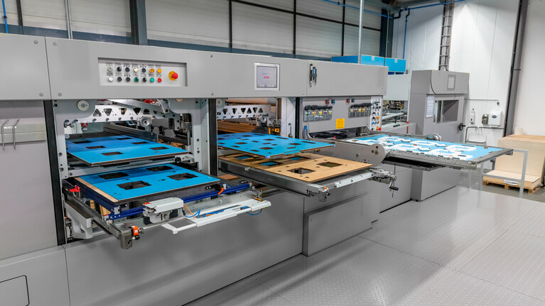 Stanzmaschine mit Werkzeugen des Kalibrierwerkzeugpaketes für alle Stationen. Stanzen, Ausbrechen und Nutzentrennen.  | © Marbach Group