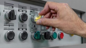 Adjustments of the die-cutting machine at the Marbach Academy | © Marbach Group