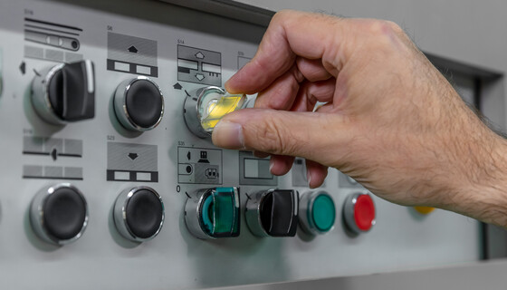 Einstellen der Stanzmaschine in der Marbach Academy | © Marbach Group