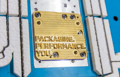 Prägematrize mit Packaging Performance You Schriftzug in Wellpappe-Stanzform | © Marbach Group