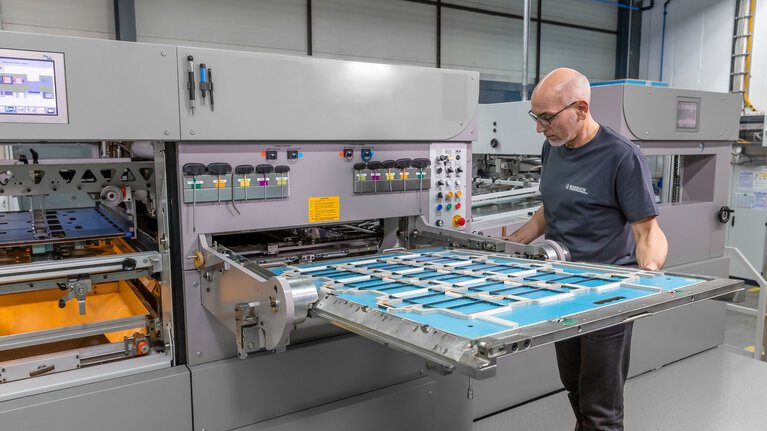 Marbach application engineer setting up the cutting-die in the die-cutting machine. | © Marbach Group