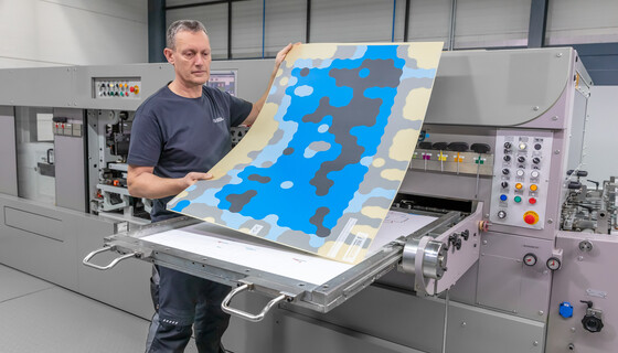 Maschinenbediener legt den digitalen Zonenausgleich in die Stanzmaschine ein. Für mehr Performance beim Stanzen.  | © Marbach Group