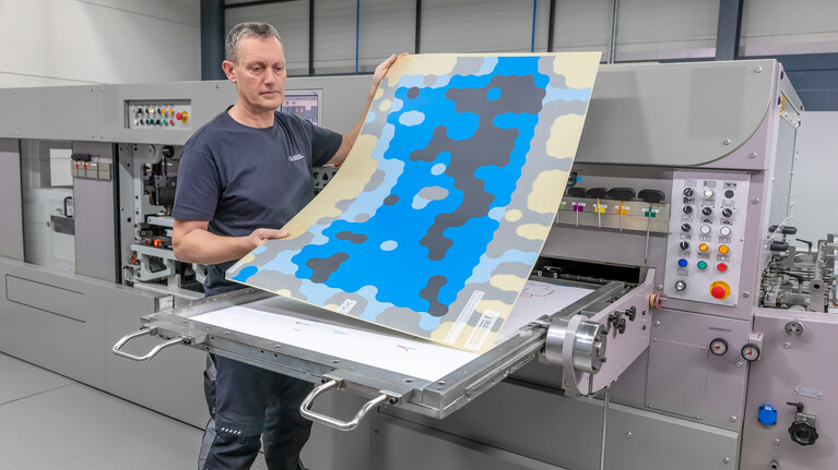 Machine operator inserts the digital zone levelling into the die-cutting machine. For more performance during die-cutting.  | © Marbach Group