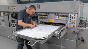 Machine operator sticks make-ready tape onto the make-ready sheet | © Marbach Group