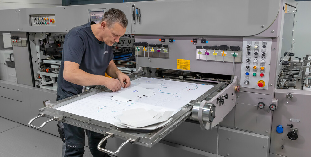 Machine operator sticks make-ready tape onto the make-ready sheet | © Marbach Group