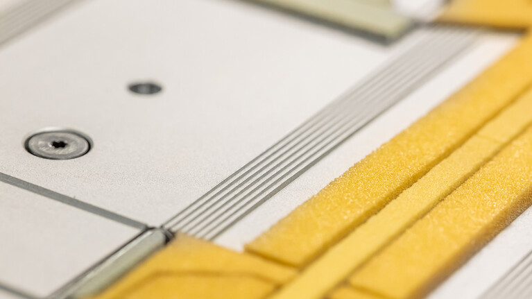 Die hochpräzise Rillplatten von Marbach sind CNC-gefräst und mit einem elastischem Unterbau sowie erhöhten Rillungen versehen. Für perfekte Rillergebnisse beim Stanzen von Zigarettenschachteln. | © Marbach Group