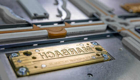 Prägematrize in duramar Stanzform | Marbach Academy | © Marbach Group Prägematrize mit Marbach-Schriftzug in duramar Stanzform im Training Center der Marbach Academy | © Marbach Group