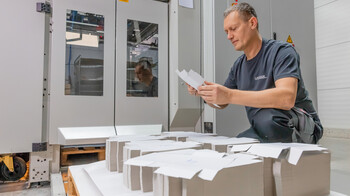 Final inspection of the die-cut blanks by machine operator at the Marbach Academy | © Marbach Group
