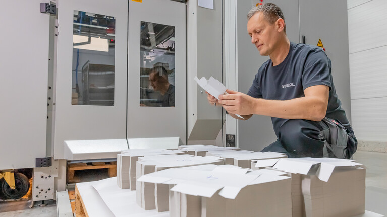 Final inspection of the die-cut blanks by machine operator at the Marbach Academy | © Marbach Group