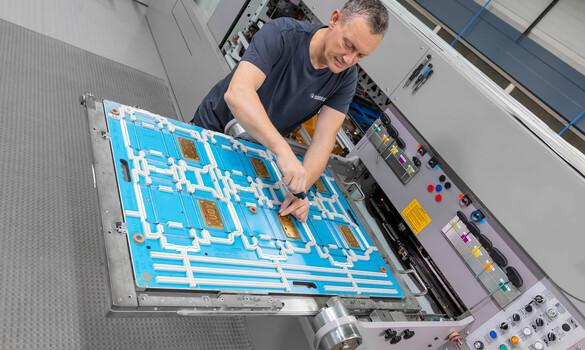 Anwendungstechniker beim Einrichten der Prägung  | Marbach-Gruppe | © Marbach Group Anwendungstechniker beim Einrichten der Prägematrize einer Stanzform | © Marbach Group