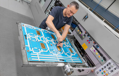 Anwendungstechniker beim Einrichten der Prägematrize einer Stanzform | © Marbach Group