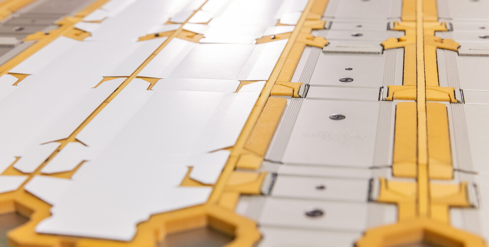 Crease plate die with blank of a cigarette package at the Marbach Academy | © Marbach Group