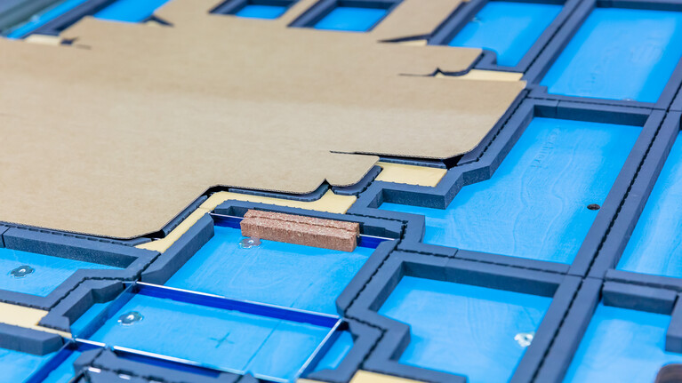 Stanzform mit passendem gestanzten Wellpappe Zuschnitt | © Marbach Group