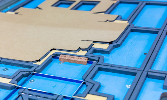 Stanzform mit Wellpappe Zuschnitt | Marbach-Gruppe | © Marbach Group Stanzform mit passendem gestanzten Wellpappe Zuschnitt | © Marbach Group