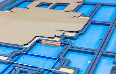 Stanzform mit passendem gestanzten Wellpappe Zuschnitt | © Marbach Group
