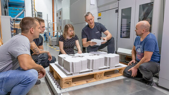 Quality control of a die-cut blank  at a training in the Marbach Academy | © Marbach Group