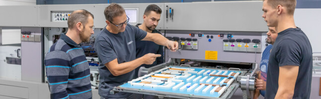 Trainer explains the components of a cutting-die to participants of the training Die-cutting and refining of corrugated board at the Marbach Academy | © Marbach Group