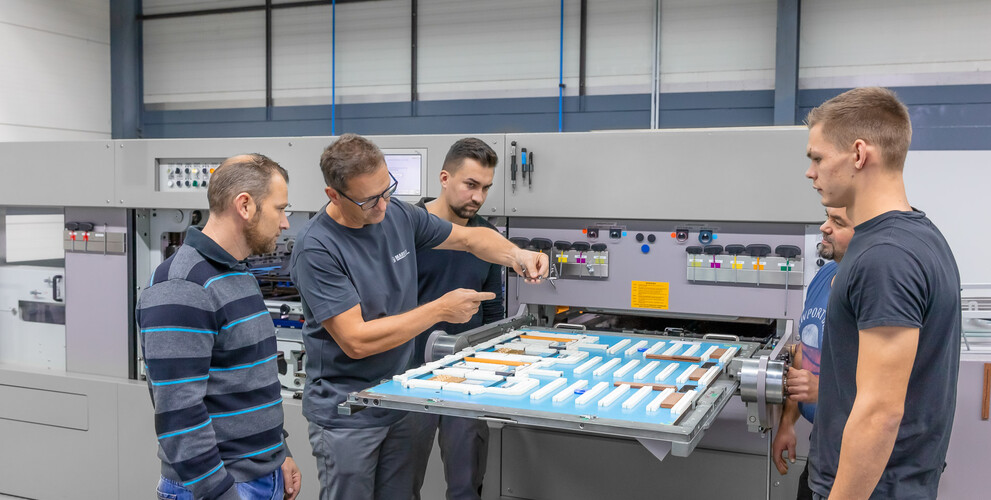 Trainer explains the components of a cutting-die to participants of the training Die-cutting and refining of corrugated board at the Marbach Academy | © Marbach Group
