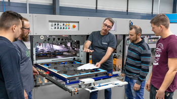 Trainer of the Marbach Academy explains to the participants of the blanking training the process of separating the individual blanks with the lightblanker. | © Marbach Group