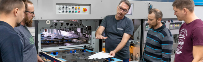 Trainer der Marbach Academy erklärt den Teilnehmern der Nutzentrennen Schulung den Vorgang des Trennens der einzelnen Nutzen mit dem lightblanker. | © Marbach Group