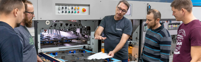 Trainer of the Marbach Academy explains to the participants of the blanking training the process of separating the individual blanks with the lightblanker. | © Marbach Group
