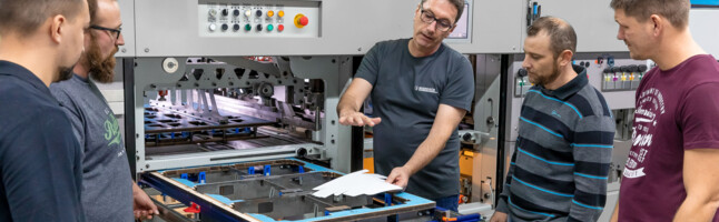 Trainer of the Marbach Academy explains to the participants of the blanking training the process of separating the individual blanks with the lightblanker. | © Marbach Group