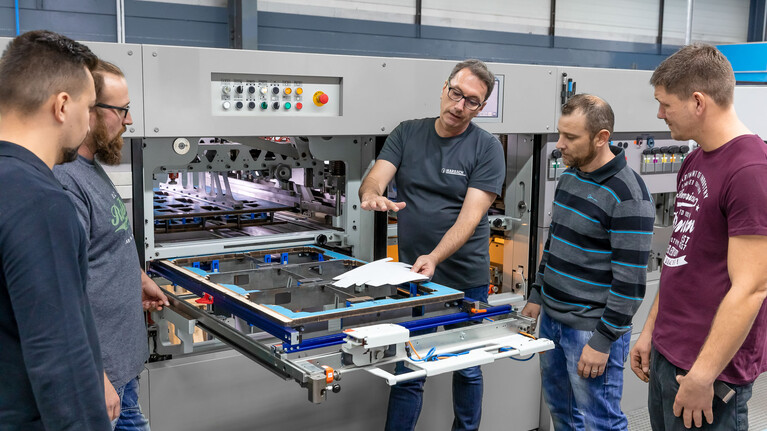 Trainer of the Marbach Academy explains to the participants of the blanking training the process of separating the individual blanks with the lightblanker. | © Marbach Group