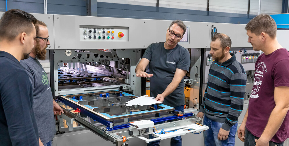 Trainer of the Marbach Academy explains to the participants of the blanking training the process of separating the individual blanks with the lightblanker. | © Marbach Group