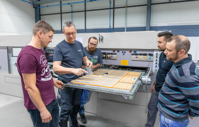 Trainer explains a crease plate to the participants of the training Die-cutting of cigarette packages at the Marbach Academy | © Marbach Group