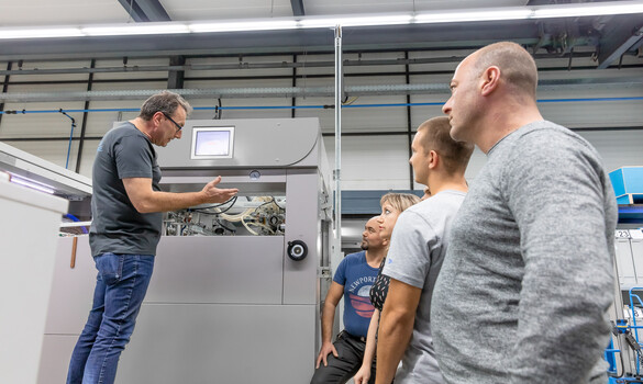 Trainer explains the feeder of the die-cutting machine | Marbach Academy | © Marbach Group Trainer explains the feeder of the die-cutting machine to the participants of the Marbach Academy training  | © Marbach Group