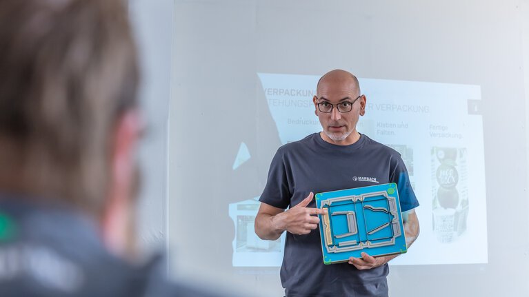 Trainer der Marbach Academy Schulung erklärt den Aufbau einer Stanzform mit Gegenritz Technologie | © Marbach Group