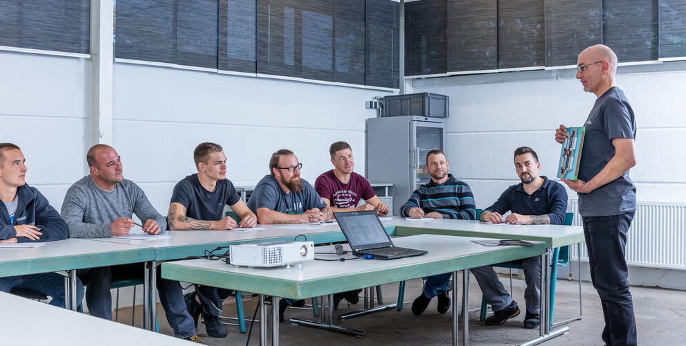 Trainer explains to the participants of the Marbach Academy in theory the design of a cutting-die. | © Marbach Group