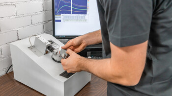 Quality and packaging test at the crease-bend-tester | © Marbach Group