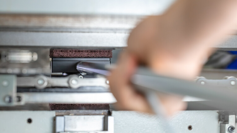 Die Reinigung des Tiegels mit dem mplaten|cleaner kann vom Maschinenbediener durchgeführt werden. Ohne Demontage der Kette in der Stanzmaschine. | © Marbach Group