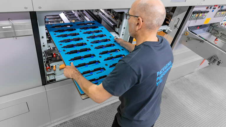 Trainer baut das Nutzentrennoberteil marbablanker für die Nutztentrenn Schulung in die Stanzmaschine der Marbach Academy | © Marbach Group