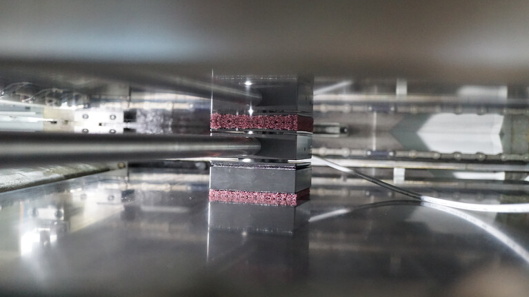 Mit unserem Tiegelreinigungsgerät mplaten|cleaner-smart für Kartonage Maschinen können der obere und untere Tiegel mit einer Bewegung gereinigt werden.  | © Marbach Group