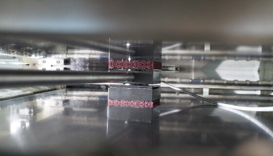 With our platen cleaning device mplaten|cleaner-smart for paperboard machines the upper and lower platen can be cleaned with one movement.  | © Marbach Group