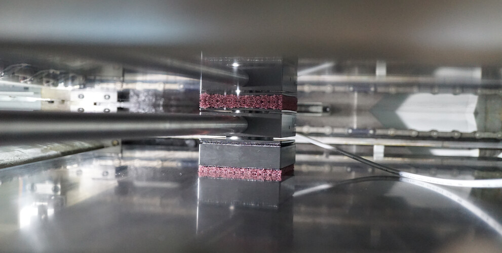 With our platen cleaning device mplaten|cleaner-smart for paperboard machines the upper and lower platen can be cleaned with one movement.  | © Marbach Group