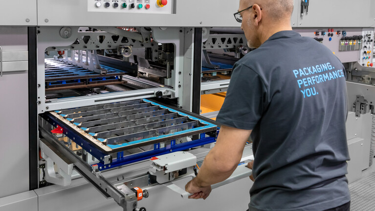 Trainer schiebt marbablanker in Nutzentrennstation | Marbach Academy | © Marbach Group