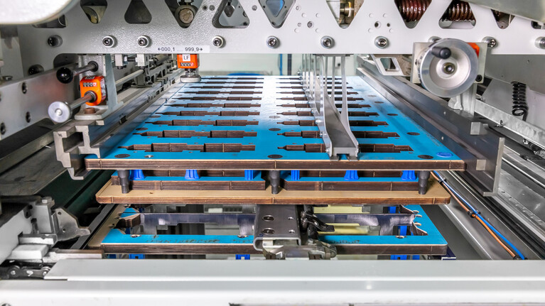 Nutzentrennwerkzeug marbablanker in Stanzmaschine. Für einen reibungslosen Nutzentrennprozess. Und beste Performance.  | © Marbach Group